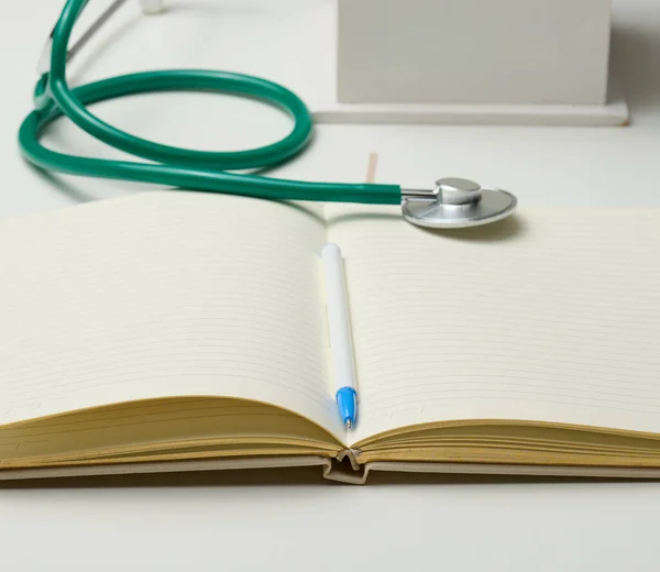 Otwarty Pusty Notatnik Wstrzykiwaczem Stetoskopem Biały Stół — Zdjęcie stockowe
