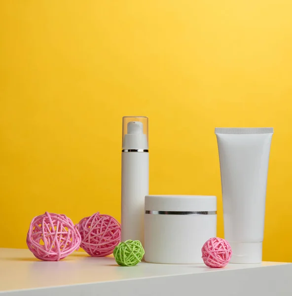 Lege Witte Plastic Buisjes Potjes Voor Cosmetica Verpakking Voor Crème — Stockfoto