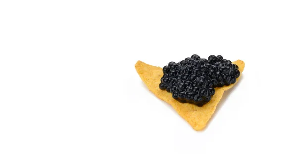 Trekantiga Nachos Med Svart Paddelfisk Kaviar Isolerad Vit Bakgrund Snack — Stockfoto