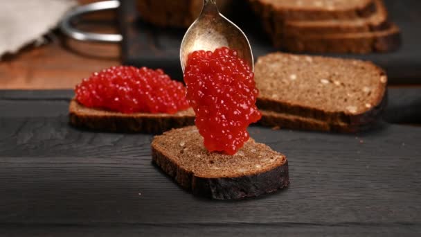 Kırmızı Havyar Kaşıktan Dökülür Çavdar Ekmeğine Ahşap Masaya — Stok video