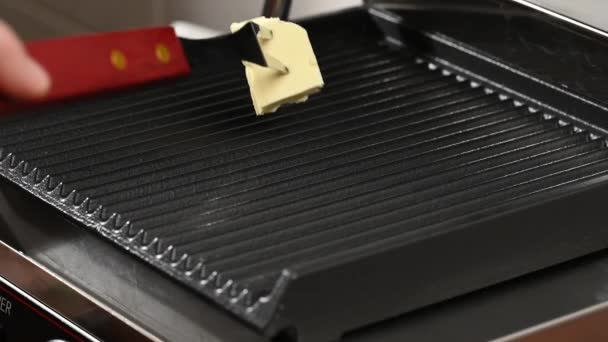 Grill Fonte Noire Est Brossé Avec Morceau Beurre Une Brosse — Video