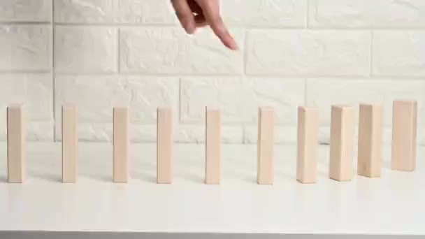 Fallende Holzklötze Auf Einem Weißen Tisch Finger Drückt Den Ersten — Stockvideo