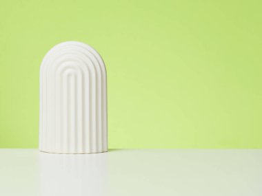 Kozmetik ürünleri, ürünler ve diğer ürünleri sergilemek için beyaz kemerli podyum. Yeşil arkaplan