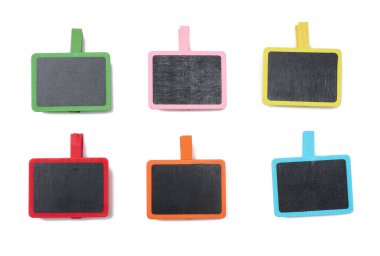 Çamaşır iğnesindeki boş tahta tebeşir tabağı beyaz arkaplanda izole edilmiş, ayarla