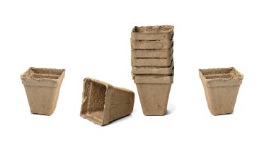 Geri dönüşümlü karton bardaklar beyaz arka planda izole edilmiş fidanlar ve tohumlar dikmek için. Ekolojik öğeler, sıfır atık. Ayarla