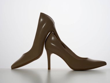 Deri bej yüksek topuklu ayakkabılar beyaz arka planda