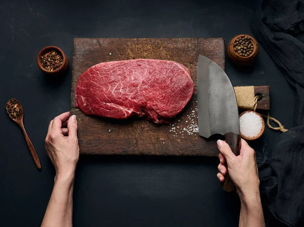 Raw Beef Tenderloin Lies Wooden Cutting Board Spices Cooking Black — Foto de Stock