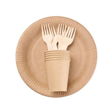 Kahverengi kağıt bardaklar, ahşap çatal ve beyaz arka planda tabaklar. Geri dönüşümlü çöp, plastiğin reddi, üst görünüm