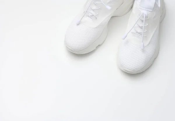 Білі Текстильні Кросівки Білому Тлі Вид Зверху Копіювати Простір — стокове фото