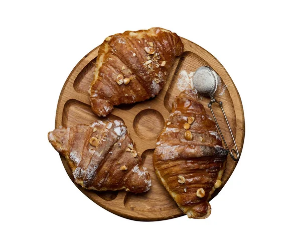 Pečený Croissant Dřevěné Desce Posypaný Práškovým Cukrem — Stock fotografie