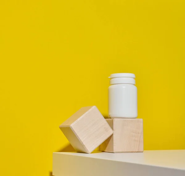Frasco Plástico Branco Para Pílulas Creme Medicamentos Fundo Amarelo Recipiente — Fotografia de Stock