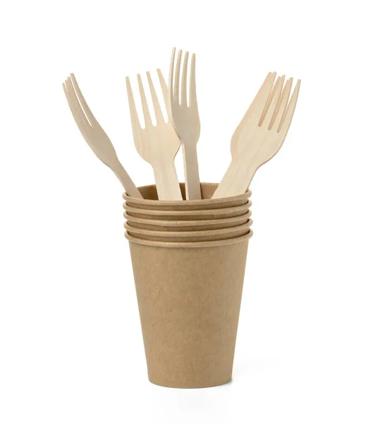 棕色纸杯 白色背景上的木制叉子 可回收垃圾 塑料废品 — 图库照片