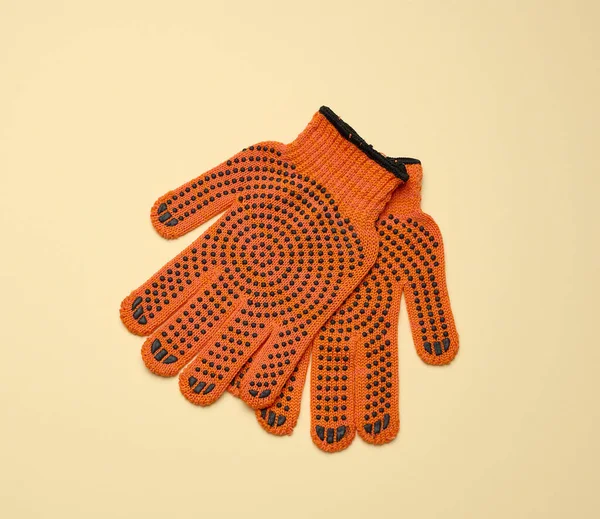 Luvas Trabalho Laranja Têxtil Fundo Amarelo Vestuário Proteção Para Trabalhadores — Fotografia de Stock