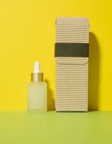 Caja Cartón Marrón Botella Transparente Vidrio Blanco Con Una Pipeta — Foto de Stock