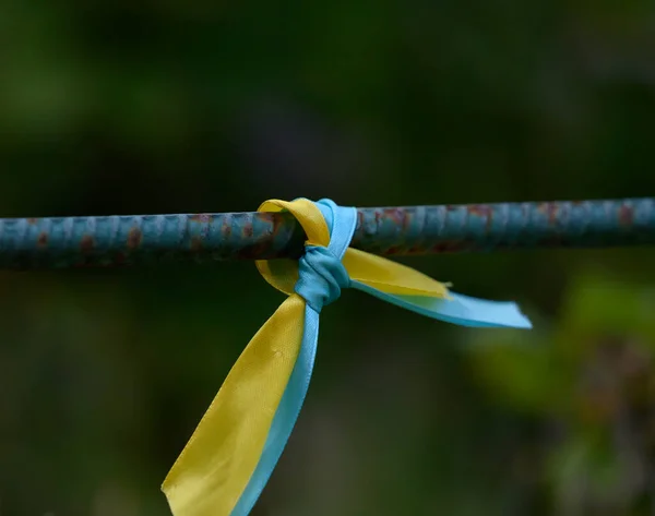 蓝色和黄色丝带绑在金属管上 乌克兰国旗象征 争取独立的斗争 — 图库照片