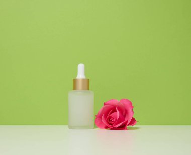 Kozmetik, yağ ve serum için pipetli beyaz cam şişe. Reklamcılık ve ürün tanıtımı