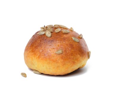 Beyaz izole bir zemin üzerinde ay çekirdeği ile yuvarlak pişmiş çörek.
