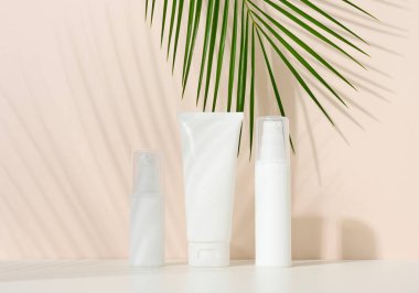 Şişe, kozmetik için boş plastik tüpler. Krem, jel, serum, reklam ve ürün tanıtımı için ambalaj, maket