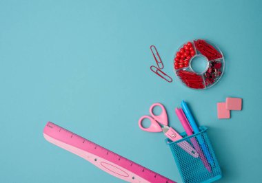 kağıt ataçları, düğmeler, makas mavi arkaplan, üst görünüm