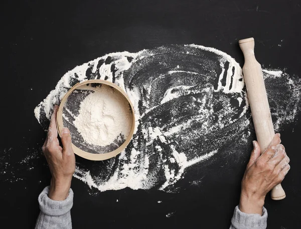 Female Hands Hold Wooden Sieve White Wheat Flour Black Table — Fotografia de Stock