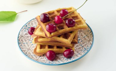 Beyaz masada olgun kırmızı kirazlı fırında Belçika waffle 'ı, kahvaltı.