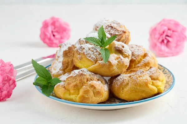 Baked Eclairs Custard Cream Metal Plate Sprinkled Powdered Sugar — Stock Photo, Image