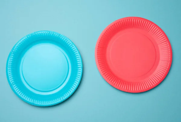 Empty Blue Red Paper Disposable Plates Blue Background Top View — Stock Photo, Image