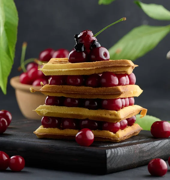 Bir yığın taze kirazlı Belçika waffle 'ı.