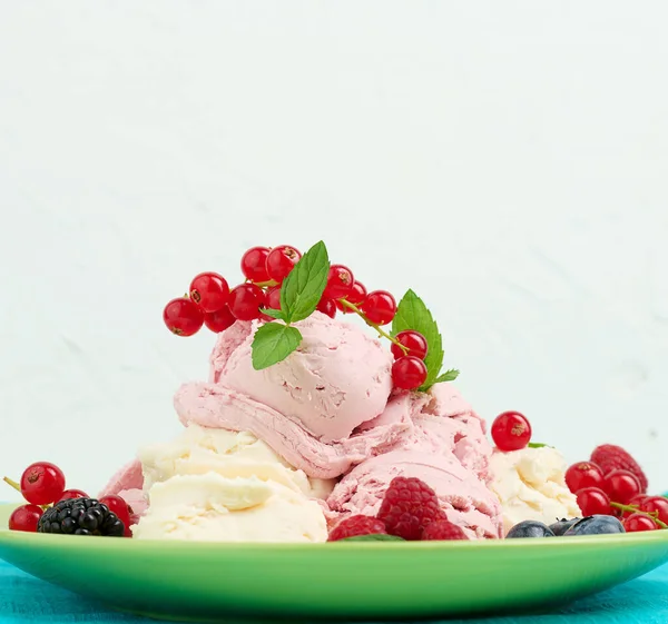 Vanilla Raspberry Ice Cream Scoops Green Plate — Fotografia de Stock