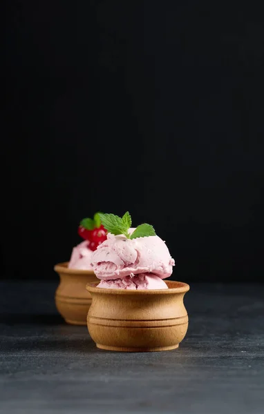 Pink Scoops Popsicles Red Currants Black Table Ice Cream — Stockfoto