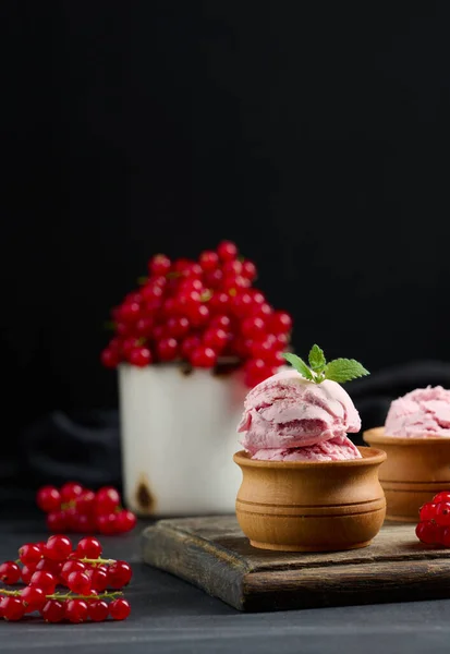 Pink Scoops Popsicles Red Currants Black Table Ice Cream — Stockfoto