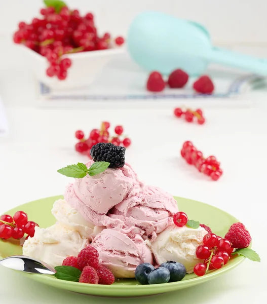 Vanilla Raspberry Ice Cream Scoops Green Plate — Stockfoto