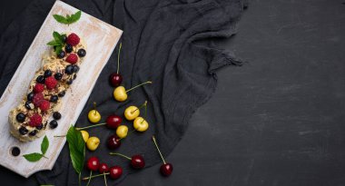 Çırpılmış tavuk proteini ve kremadan yapılmış, taze böğürtlenlerle süslenmiş kek. Tatlı Pavlova