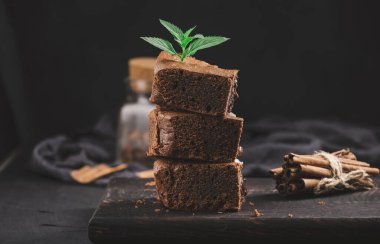 Pişmiş çikolatalı kek, siyah masada, lezzetli tatlı.