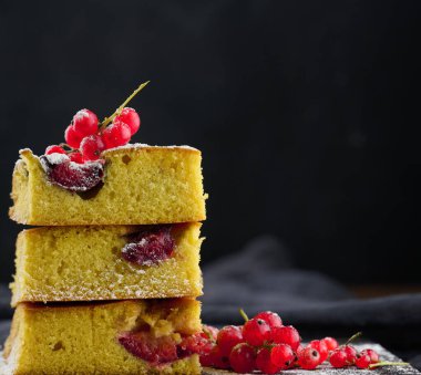 Üzerine pudra şekeri serpiştirilmiş bir yığın fırınlanmış erikli bisküvi.