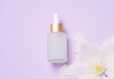 Kozmetik, yağ ve serum için pipetli beyaz cam şişe. Reklamcılık ve ürün tanıtımı