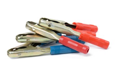 Çakmak telleri için metal timsah klipsi beyaz arkaplanda izole edildi