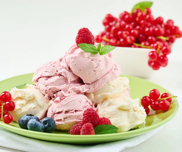 Vanilla Raspberry Ice Cream Scoops Green Plate — Fotografia de Stock