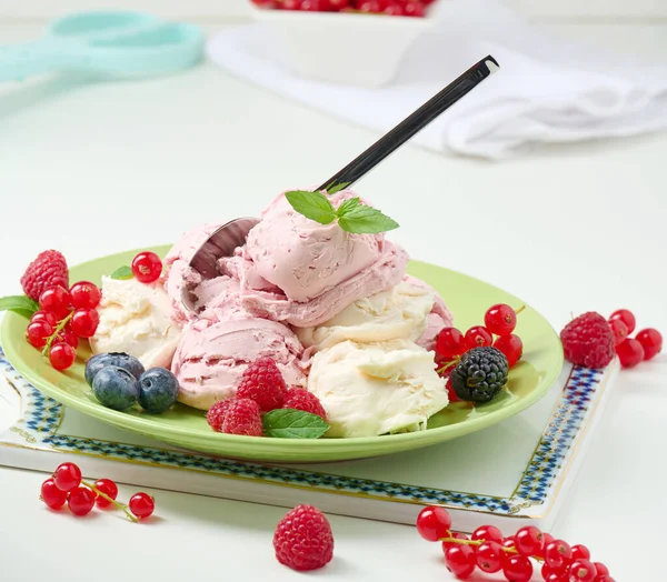 Vanilla Raspberry Ice Cream Scoops Green Plate — Stockfoto