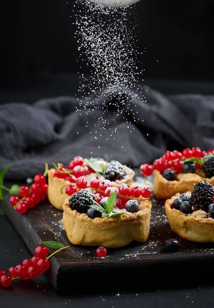 Fruit Tart Red Currants Sprinkled Powdered Sugar Black Table — Foto de Stock