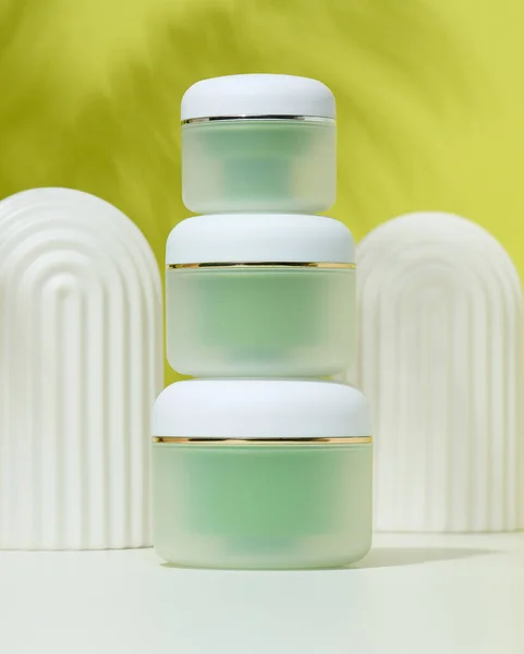 Groene Pot Voor Cosmetica Een Witte Tafel Verpakking Voor Room — Stockfoto