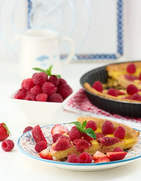 Quiche Red Strawberries Raspberries White Table Top View — Stock fotografie