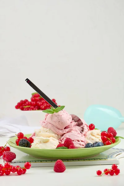 Vanilla Raspberry Ice Cream Scoops Green Plate — Stock Photo, Image