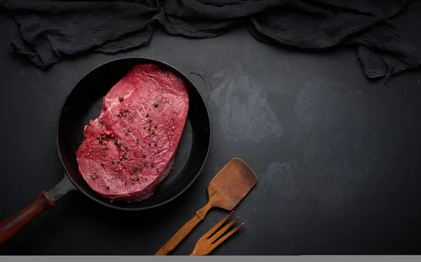 Raw Beef Tenderloin Lies Board Black Table View — Foto Stock