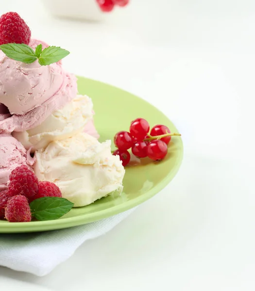 Vanilla Raspberry Ice Cream Scoops Green Plate — Stockfoto