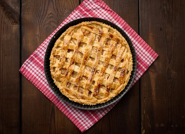 Runde Gebackene Apfelkuchen Auf Einem Braunen Holztisch Draufsicht — Stockfoto