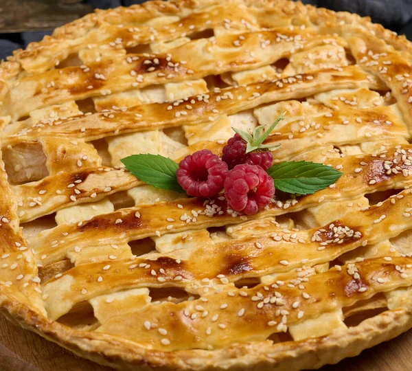 Tarta Manzana Horneada Redonda Sobre Una Mesa Negra — Foto de Stock