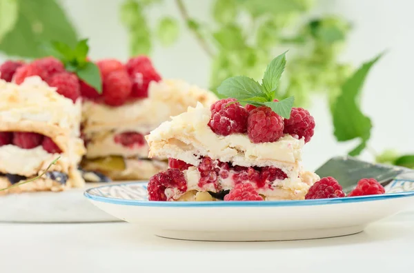 Meringue Pie Fresh Raspberries White Background Pavlova Dessert — Zdjęcie stockowe