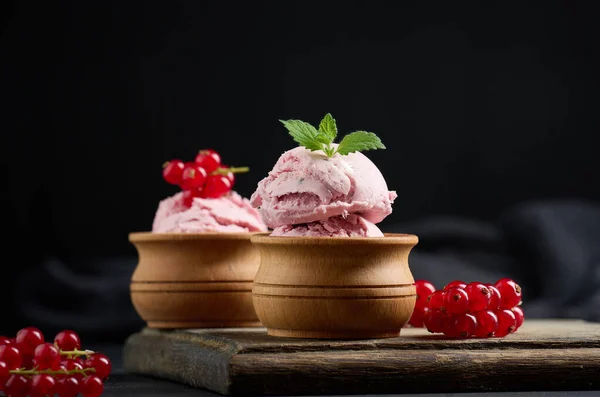 Pink Scoops Popsicles Red Currants Black Table Ice Cream — Foto de Stock