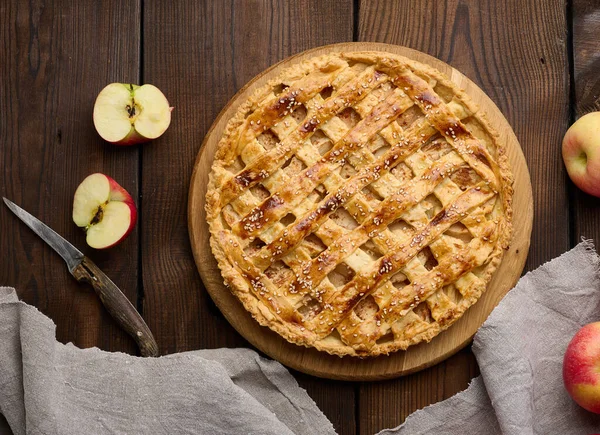 Tarta Redonda Horno Con Relleno Manzana Una Tabla Madera Mesa — Foto de Stock